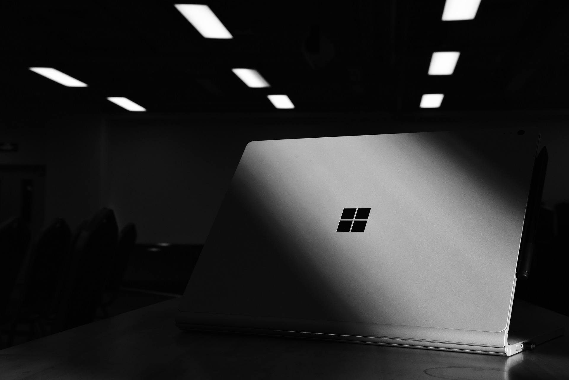 Windows 8.1 Support - black and white image of a Windows laptop.